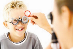 老是看網(wǎng)上說醫(yī)學(xué)驗光更科學(xué)，眼鏡店不行嗎？