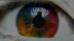 小心彩色隱形眼鏡，“霉”了瞳