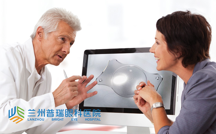 三焦點(diǎn)晶體：看報(bào)、打球、看風(fēng)景視力都很清晰