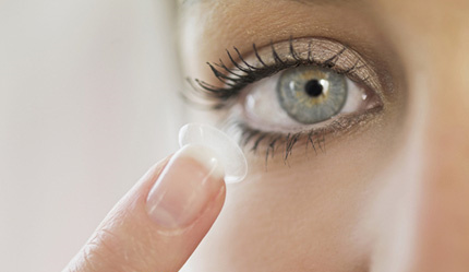 戴隱形眼鏡眼睛干澀怎么辦?